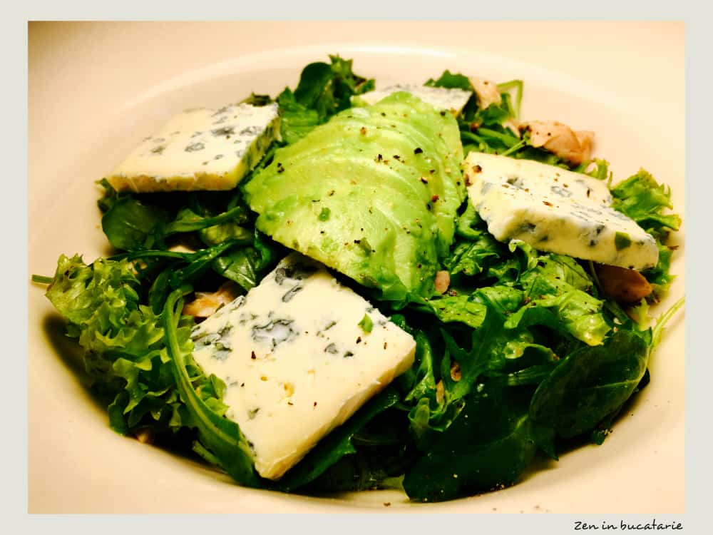 Salata cu pui, avocado si blue cheese