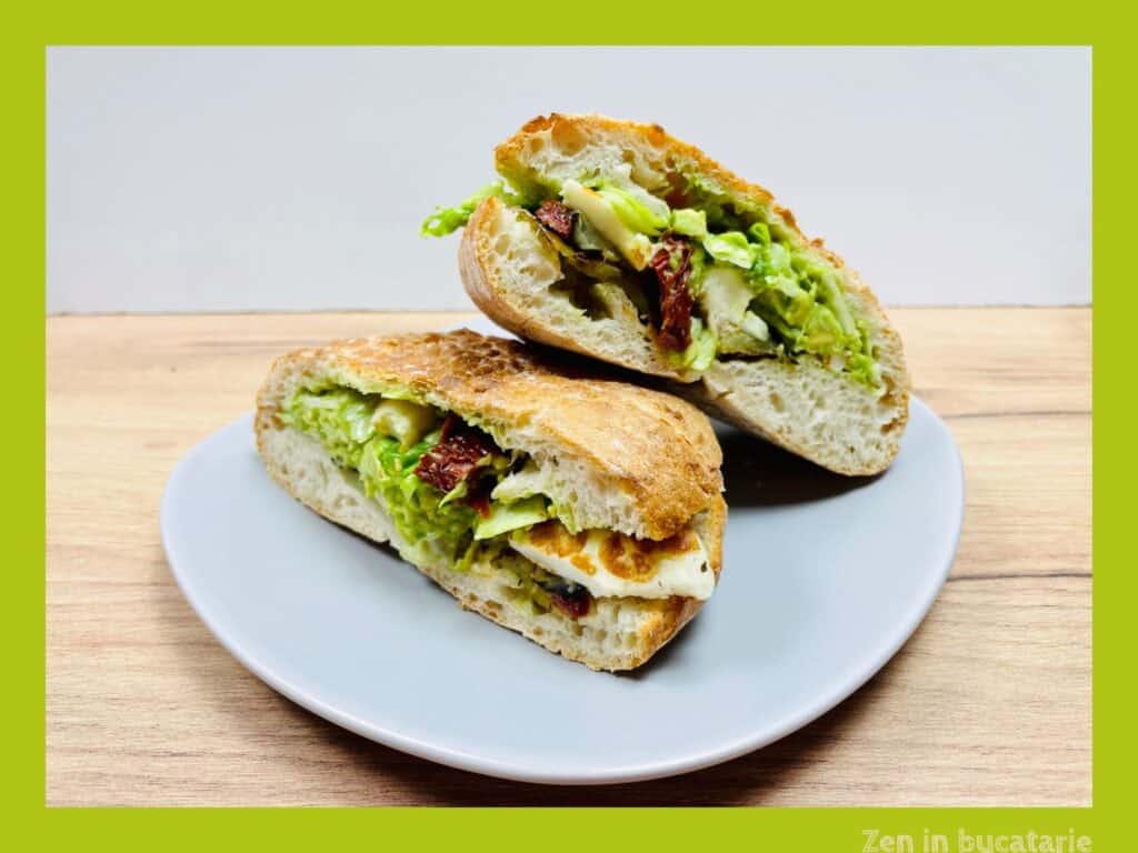 Sandwich vegetarian cu halloumi si avocado