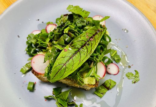 Toast cu avocado și salată de primăvară